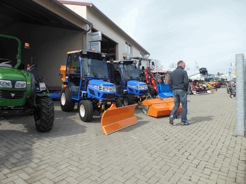 kleine-traktoren-mit-anbaugeraten-fuer-den-komunalen-privaten-einsatz