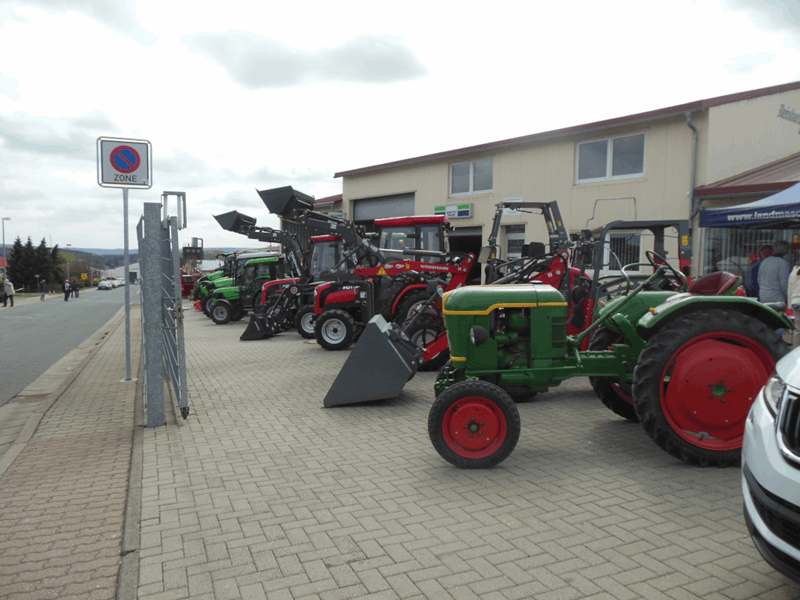 oldtimer-traktoren-neben-neuen-traktoren